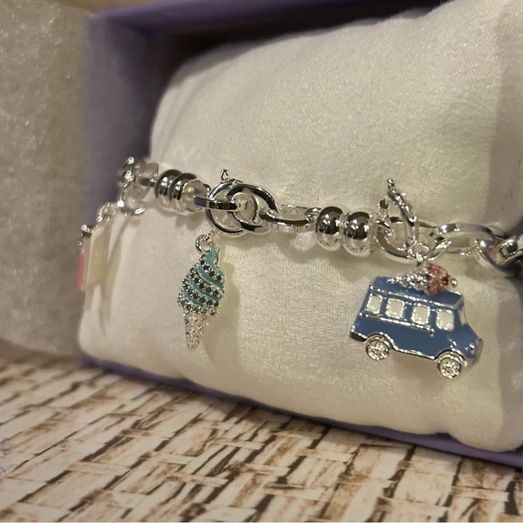 🐾 Drive In Delights 🐾 - Picture 3 of 6